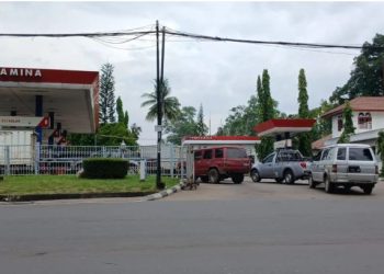 Antrean kendaraan di salah satu SPBU Kota Jambi.(Foto: Nahar)