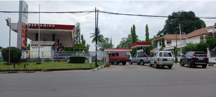 Antrean kendaraan di salah satu SPBU Kota Jambi.(Foto: Nahar)
