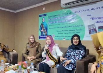 Bunda PAUD Provinsi Jambi, Hj. Hesnidar Haris (Hesti Haris), saat menjadi pembicara dalam Talk Show dan Deteksi Dini Kesulitan Belajar Spesifik bertema “Merangkul Disleksia di Sekitar Kita” di Aula Dinas Perpustakaan dan Arsip Daerah Provinsi Jambi, Selasa (14/10/2025). (Dok. Stepanus)