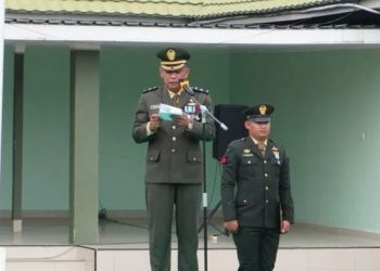 Pabung Kodim 0419/Tanjab Mayor Inf Ahmad Riadh, S.Ag membacakan amanat Panglima TNI saat upacara peringatan HUT ke-80 TNI di Lapangan Makodim 0419/Tanjab, Kuala Tungkal, Minggu (5/10/2025). (Foto: Dok. Kodim 0419/Tanjab)