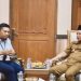 Bupati Muaro Jambi Bambang Bayu Suseno (kanan) menerima kunjungan Field Manager PEP Jambi Field Kurniawan Triyo Widodo (kiri) di Kantor Bupati Muaro Jambi, Senin (6/10/2025). (Dok. Stepanus)