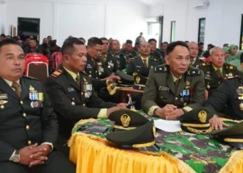 Para perwira Kodim 0419/Tanjab mengikuti kegiatan nonton bersama siaran langsung upacara HUT ke-80 TNI dari Mabes TNI di Aula Makodim 0419/Tanjab, Kuala Tungkal, Minggu (5/10/2025). (Foto: Dok. Kodim 0419/Tanjab)