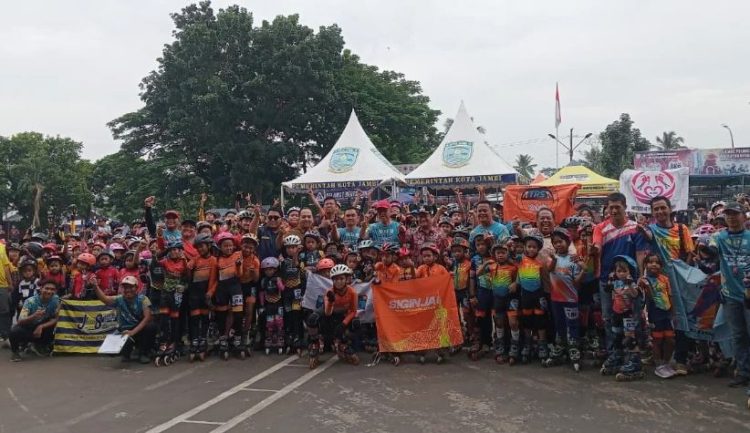 Ratusan atlet muda dari berbagai daerah berpose bersama usai berlaga di Kejuaraan Sepatu Roda Piala Wali Kota Jambi 2025 di halaman Mako Damkar Kota Jambi. (Dok. Daus)