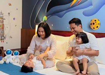 Suasana hangat keluarga saat menikmati kamar tematik di Rumah Kito Resort Hotel Jambi. Hotel ini menghadirkan berbagai tema kamar ramah anak, seperti Astronot, Mermaid, Pororo, dan Dinosaurus. (Dok. Rumah Kito)