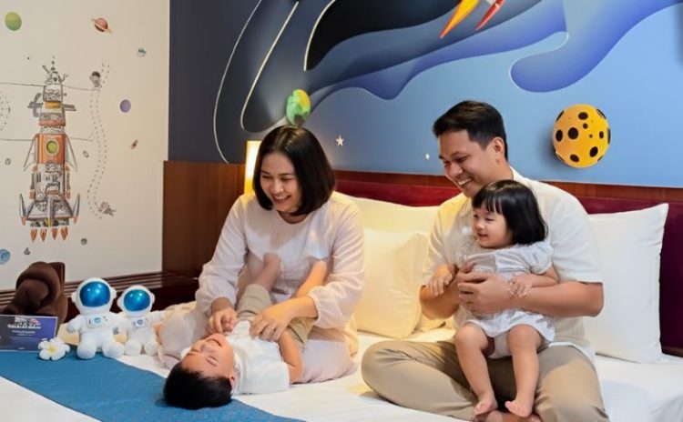 Suasana hangat keluarga saat menikmati kamar tematik di Rumah Kito Resort Hotel Jambi. Hotel ini menghadirkan berbagai tema kamar ramah anak, seperti Astronot, Mermaid, Pororo, dan Dinosaurus. (Dok. Rumah Kito)