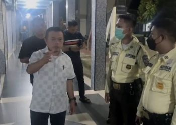 Gubernur Jambi Al Haris berdialog dengan petugas keamanan RSUD Raden Mattaher Jambi saat melakukan sidak pelayanan dan keamanan rumah sakit, Sabtu (4/10/2025) malam. (Foto: Riky)