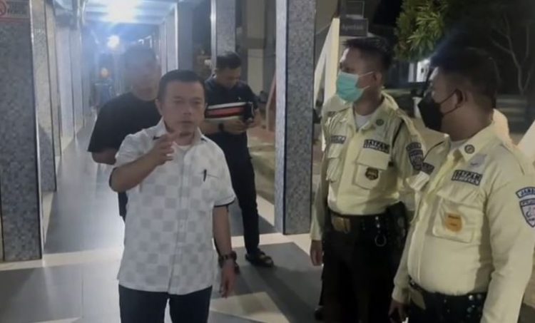 Gubernur Jambi Al Haris berdialog dengan petugas keamanan RSUD Raden Mattaher Jambi saat melakukan sidak pelayanan dan keamanan rumah sakit, Sabtu (4/10/2025) malam. (Foto: Riky)
