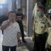 Gubernur Jambi Al Haris berdialog dengan petugas keamanan RSUD Raden Mattaher Jambi saat melakukan sidak pelayanan dan keamanan rumah sakit, Sabtu (4/10/2025) malam. (Foto: Riky)