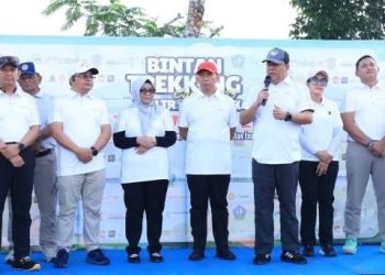 Sekretaris Daerah Kabupaten Bintan Ronny Kartika bersama unsur Forkopimda Bintan membuka secara resmi event Bintan Trekking and Fun Trail Run 5K 2025 di kawasan Danau Bintan Enau, Sabtu (13/9/2025) (Dok.Ikram)