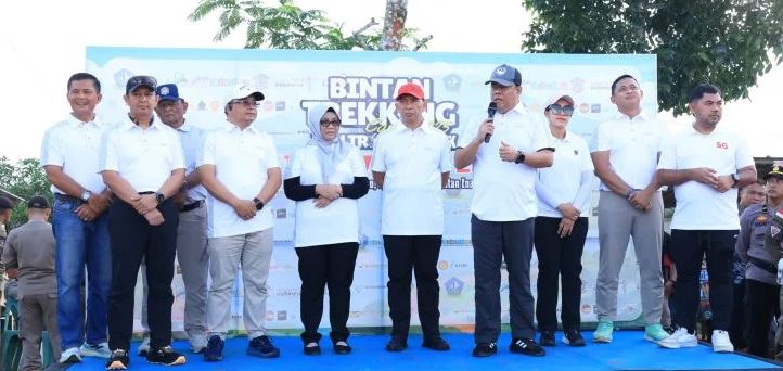 Sekretaris Daerah Kabupaten Bintan Ronny Kartika bersama unsur Forkopimda Bintan membuka secara resmi event Bintan Trekking and Fun Trail Run 5K 2025 di kawasan Danau Bintan Enau, Sabtu (13/9/2025) (Dok.Ikram)
