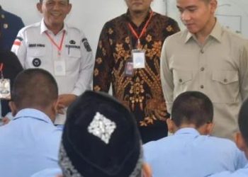 Wakil Presiden RI Gibran Rakabuming Raka meninjau kegiatan belajar mengajar serta pelaksanaan Program Makan Bergizi Gratis (MBG) di SMKN 1 Batam, Rabu (10/9/2025). (Dok, Ikram)