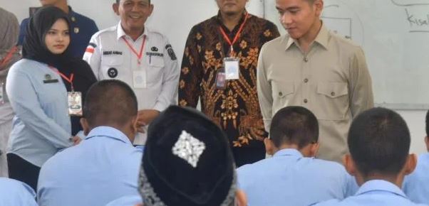 Wakil Presiden RI Gibran Rakabuming Raka meninjau kegiatan belajar mengajar serta pelaksanaan Program Makan Bergizi Gratis (MBG) di SMKN 1 Batam, Rabu (10/9/2025). (Dok, Ikram)