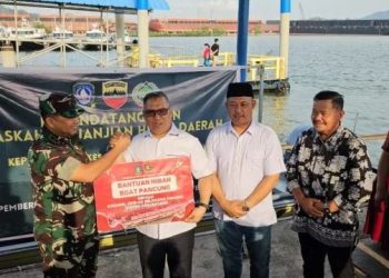 Wakil Gubernur Kepulauan Riau Nyanyang Haris Pratamura menyerahkan secara simbolis satu unit boat pancung berbahan fiber kepada Komandan Kodim 0316/Batam Letkol Arh Yan Eka Putra di Pelabuhan Pancung Sekupang, Kota Batam, Jumat (1/8/2025). (Dok. Ikram)