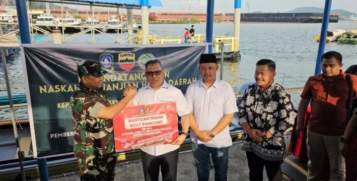 Wakil Gubernur Kepulauan Riau Nyanyang Haris Pratamura menyerahkan secara simbolis satu unit boat pancung berbahan fiber kepada Komandan Kodim 0316/Batam Letkol Arh Yan Eka Putra di Pelabuhan Pancung Sekupang, Kota Batam, Jumat (1/8/2025). (Dok. Ikram)