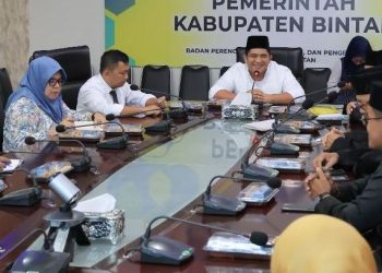Bupati Bintan Roby Kurniawan memimpin pertemuan bersama jajaran pengurus Lembaga Adat Melayu (LAM) Kabupaten Bintan Masa Khidmat 2025–2030 di Ruang Rapat Bawah Kantor Bapperida Bintan, Jumat (18/7/2025). (Dok Ikram)