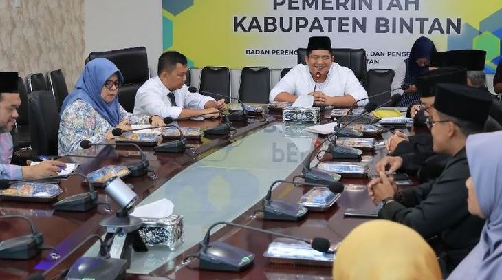 Bupati Bintan Roby Kurniawan memimpin pertemuan bersama jajaran pengurus Lembaga Adat Melayu (LAM) Kabupaten Bintan Masa Khidmat 2025–2030 di Ruang Rapat Bawah Kantor Bapperida Bintan, Jumat (18/7/2025). (Dok Ikram)