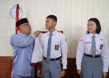 Wakil Gubernur Kepulauan Riau Nyanyang Haris Pratamura mengenakan jaket resmi Paskibraka Provinsi Kepri kepada Bagas Yudha Pratama, calon Pasukan Pengibar Bendera Pusaka (Paskibraka) Tingkat Nasional tahun 2025 asal Kabupaten Karimun, di Kantor Gubernur Kepri, Pulau Dompak, Tanjungpinang, Jumat (11/7/2025). (Dok. Ikram)