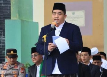 Bupati Bintan Roby Kurniawan membacakan amanat Menteri Agama RI Prof. Dr. KH. Nasaruddin Umar, MA saat bertindak sebagai inspektur upacara peringatan Hari Santri Nasional (HSN) 2025 tingkat Kabupaten Bintan di halaman Rektorat STAIN Sultan Abdurrahman Kepri, Rabu (22/10/2025) (Dok Ikram)