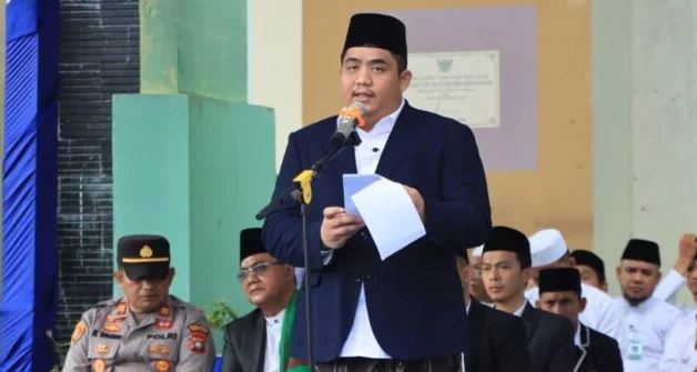 Bupati Bintan Roby Kurniawan membacakan amanat Menteri Agama RI Prof. Dr. KH. Nasaruddin Umar, MA saat bertindak sebagai inspektur upacara peringatan Hari Santri Nasional (HSN) 2025 tingkat Kabupaten Bintan di halaman Rektorat STAIN Sultan Abdurrahman Kepri, Rabu (22/10/2025) (Dok Ikram)