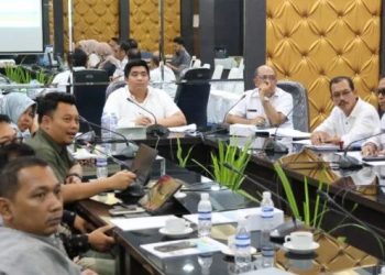 Bupati Bintan Roby Kurniawan memimpin ekspose hasil Kajian Pemekaran Kecamatan Bintan Timur di Ruang Rapat II Bandar Seri Bentan, Rabu (15/10/2025). Kegiatan tersebut dihadiri unsur pimpinan OPD, camat, lurah, serta perwakilan STISIPOL Raja Haji sebagai mitra penyusun kajian. (Foto: Diskominfo Bintan)