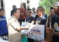 Gubernur Jambi Al Haris menyerahkan simbolis bantuan Program Bedah Rumah Pro Jambi Tangguh senilai Rp20 juta kepada warga penerima manfaat di Desa Batin, Kecamatan Bajubang, Kabupaten Batanghari, Minggu (5/10/2025). (Foto: Dok. Pemprov Jambi)