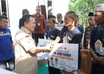 Gubernur Jambi Al Haris menyerahkan simbolis bantuan Program Bedah Rumah Pro Jambi Tangguh senilai Rp20 juta kepada warga penerima manfaat di Desa Batin, Kecamatan Bajubang, Kabupaten Batanghari, Minggu (5/10/2025). (Foto: Dok. Pemprov Jambi)