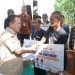 Gubernur Jambi Al Haris menyerahkan simbolis bantuan Program Bedah Rumah Pro Jambi Tangguh senilai Rp20 juta kepada warga penerima manfaat di Desa Batin, Kecamatan Bajubang, Kabupaten Batanghari, Minggu (5/10/2025). (Foto: Dok. Pemprov Jambi)
