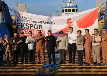 Gubernur Kepulauan Riau Ansar Ahmad bersama jajaran Kementerian Pertanian, Pemerintah Kabupaten Bintan, dan pimpinan Japfa Group melepas ekspor 28.512 ekor ayam hidup ke Singapura melalui Pelabuhan Batu 6 Sri Payung, Tanjungpinang, Senin (6/10/2025). (Dok. Ikram)