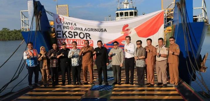 Gubernur Kepulauan Riau Ansar Ahmad bersama jajaran Kementerian Pertanian, Pemerintah Kabupaten Bintan, dan pimpinan Japfa Group melepas ekspor 28.512 ekor ayam hidup ke Singapura melalui Pelabuhan Batu 6 Sri Payung, Tanjungpinang, Senin (6/10/2025). (Dok. Ikram)