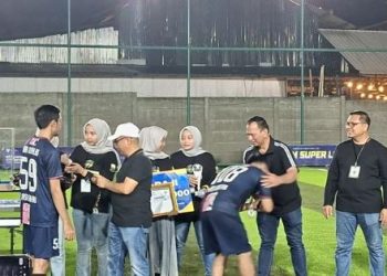 Plt Kadinkes Provinsi Jambi Syafri Mail menyerahkan hadiah dan piala bergilir kepada tim Dinkes Muaro Jambi usai memenangkan final Turnamen Mini Soccer HKN ke-61 di Lapangan Sepadan Lane, Kota Jambi, Selasa (28/10/2025) malam. (Dok, Daus)