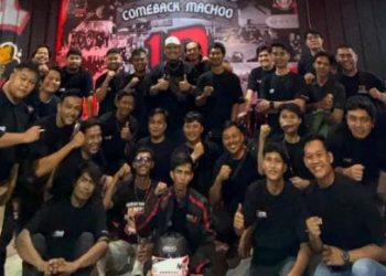 Anggota Jambi CBR Club bersama komunitas motor lainnya berfoto bersama dalam perayaan Anniversary ke-12 bertajuk “Comeback Macho” di Kota Jambi, Sabtu (26/10/2025). (Dok Stepanus)