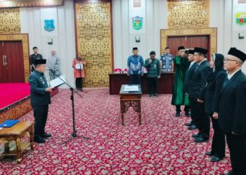 Gubernur Jambi Al Haris memimpin pengambilan sumpah jabatan empat pejabat eselon II hasil seleksi terbuka di Aula Kantor Gubernur Jambi, Kamis (30/10/2025). (Dok Stepanus)
