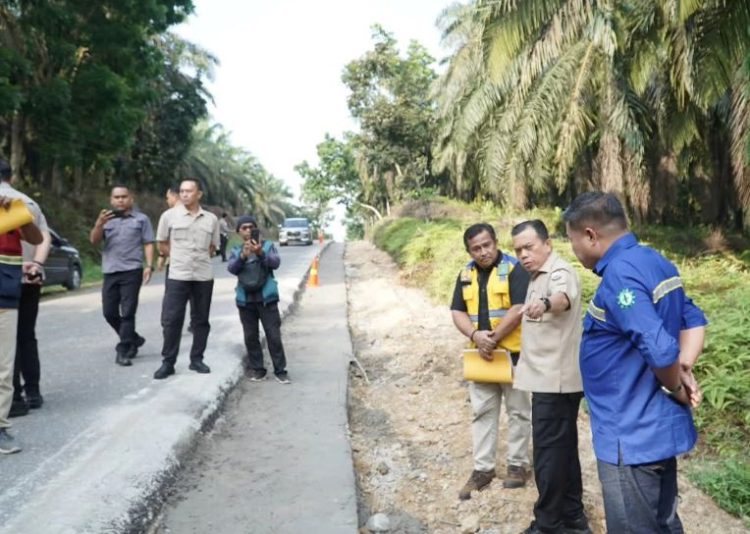Gubernur Jambi Al Haris meninjau langsung proyek pelebaran Jalan Ness di Kabupaten Batanghari, Sabtu (5/10/2025), guna memastikan pekerjaan infrastruktur strategis berjalan sesuai standar kualitas. (Foto: Stepanus)