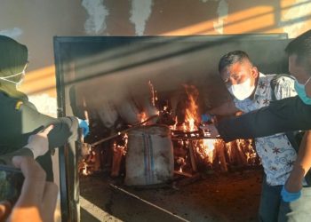 Petugas Polairud Polda Jambi dan Balai Karantina Pertanian memusnahkan barang bukti ikan asin ilegal dengan cara dibakar di Jambi, Rabu (29/10/2025). (Dok. Nahar)