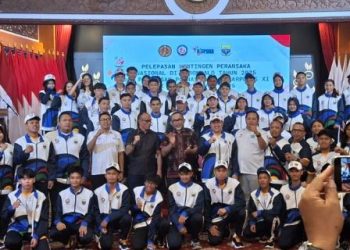 Kepala Dinas Pemuda dan Olahraga Provinsi Jambi Novriadi bersama jajaran melepas 268 atlet kontingen Jambi yang akan berlaga pada Pekan Olahraga Pelajar Nasional (POPNAS) XVII Tahun 2025 di Jakarta, Kamis (30/10/2025). (Dok. Daus)