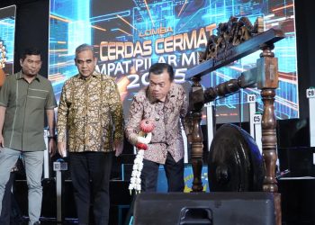 Gubernur Jambi Al Haris didampingi Ketua MPR RI Ahmad Muzani memukul gong sebagai tanda dibukanya Lomba Cerdas Cermat Empat Pilar Kebangsaan Tingkat Provinsi Jambi di Swiss-Belhotel, Kota Jambi, Sabtu (4/10/2025). (Dok.Erit kominfo)