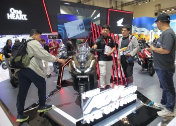 Pengunjung mencoba langsung New Honda ADV160 di booth Honda pada ajang Indonesia Motorcycle Show (IMOS) 2025 di ICE BSD, Tangerang. (Dok.Sinsen)