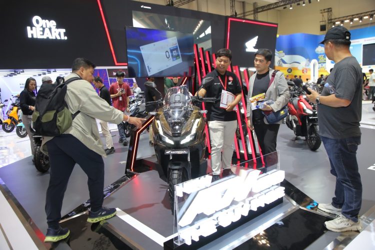 Pengunjung mencoba langsung New Honda ADV160 di booth Honda pada ajang Indonesia Motorcycle Show (IMOS) 2025 di ICE BSD, Tangerang. (Dok.Sinsen)