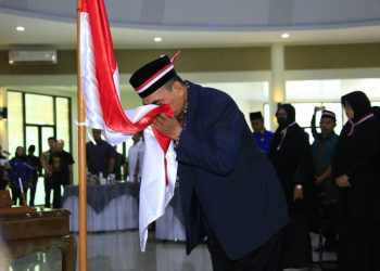 Seorang peserta eks anggota NII mencium bendera Merah Putih sebagai simbol ikrar setia kepada NKRI dalam acara deklarasi di Kantor MUI Kota Tangerang, Rabu (1/10/2025). (Dok. Humas)