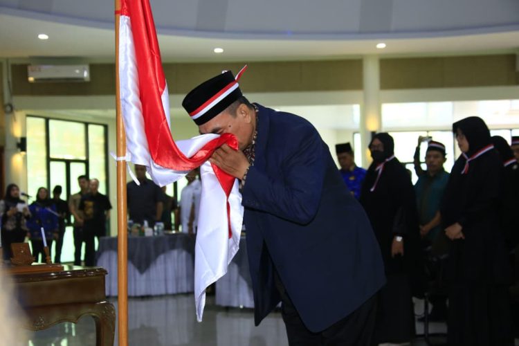 Seorang peserta eks anggota NII mencium bendera Merah Putih sebagai simbol ikrar setia kepada NKRI dalam acara deklarasi di Kantor MUI Kota Tangerang, Rabu (1/10/2025). (Dok. Humas)