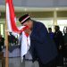 Seorang peserta eks anggota NII mencium bendera Merah Putih sebagai simbol ikrar setia kepada NKRI dalam acara deklarasi di Kantor MUI Kota Tangerang, Rabu (1/10/2025). (Dok. Humas)
