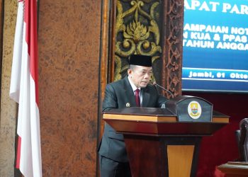 Gubernur Jambi Al Haris menyampaikan Nota Pengantar KUA-PPAS APBD Tahun Anggaran 2026 dalam rapat paripurna DPRD Provinsi Jambi di Ruang Sidang Utama, Rabu (1/10/2025). (Dok. Erit Kominfo)