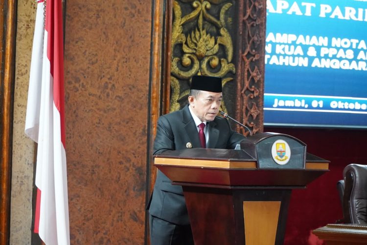 Gubernur Jambi Al Haris menyampaikan Nota Pengantar KUA-PPAS APBD Tahun Anggaran 2026 dalam rapat paripurna DPRD Provinsi Jambi di Ruang Sidang Utama, Rabu (1/10/2025). (Dok. Erit Kominfo)
