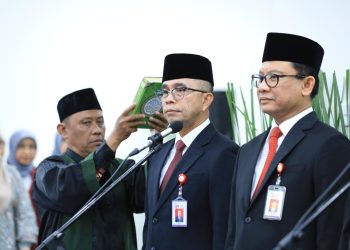 Wakil Ketua Dewan Komisioner OJK Mirza Adityaswara melantik dan mengambil sumpah pejabat setingkat Deputi Komisioner dan Kepala Departemen di Kantor OJK Gedung Sumitro Djojohadikusumo, Jakarta, Rabu (1/10/2025). (Dok. Humas OJK Jambi)