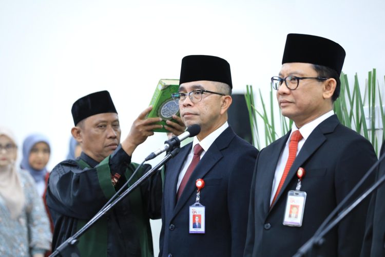 Wakil Ketua Dewan Komisioner OJK Mirza Adityaswara melantik dan mengambil sumpah pejabat setingkat Deputi Komisioner dan Kepala Departemen di Kantor OJK Gedung Sumitro Djojohadikusumo, Jakarta, Rabu (1/10/2025). (Dok. Humas OJK Jambi)