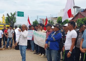 Massa LSM PEKAT-IB menggelar aksi damai di depan Kejaksaan Tinggi Bengkulu, Rabu (1/10/2025). (Dok. Yola)
