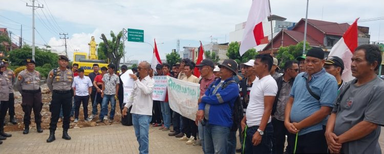 Massa LSM PEKAT-IB menggelar aksi damai di depan Kejaksaan Tinggi Bengkulu, Rabu (1/10/2025). (Dok. Yola)