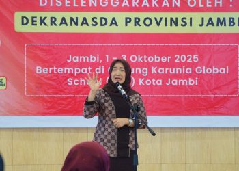 Ketua Dekranasda Provinsi Jambi, Hj. Hesnidar Haris (Hesti Haris), saat membuka Pelatihan Desain Fesyen di Gedung Karunia Global School, Kota Jambi, Rabu (1/10/2025). (Dok. Stepanus)