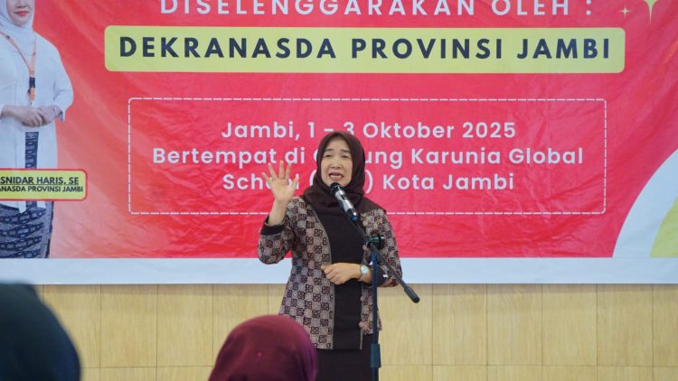 Ketua Dekranasda Provinsi Jambi, Hj. Hesnidar Haris (Hesti Haris), saat membuka Pelatihan Desain Fesyen di Gedung Karunia Global School, Kota Jambi, Rabu (1/10/2025). (Dok. Stepanus)