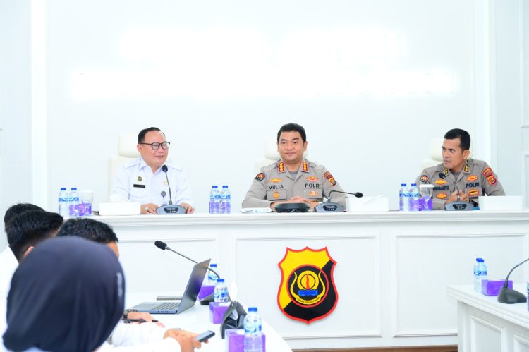 Kabid Humas Polda Jambi Kombes Pol Mulia Prianto bersama pejabat Ditjen Imigrasi Kanwil Jambi saat audiensi sosialisasi portal Pelangi Imigrasi di Mapolda Jambi, Rabu (1/10/2025). (Dok. Humas)